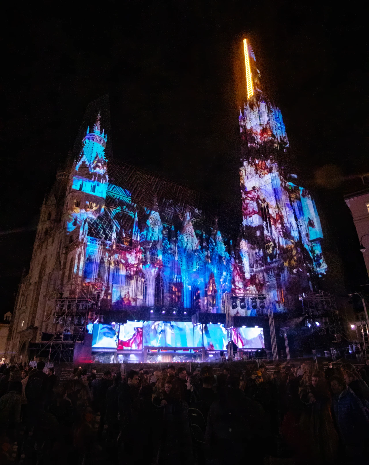 Bunte Großbildprojektion auf Domfassade und Kuppel – AUSTRIA FOR LIFE, Stephansdom, Wien, Österreich