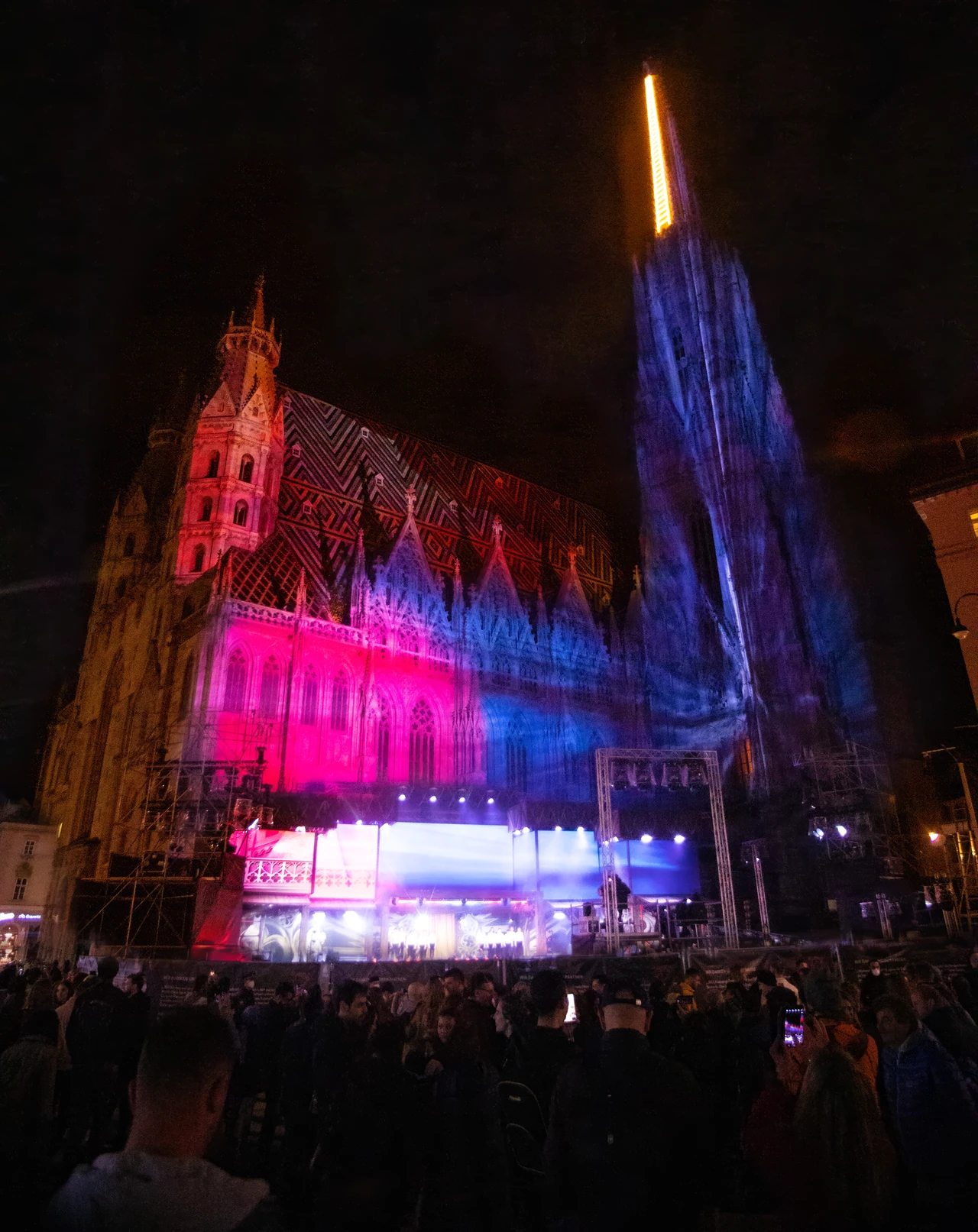 Rote und blaue Fassadenvisuals über der Konzertbühne – AUSTRIA FOR LIFE, Stephansdom, Wien, Österreich