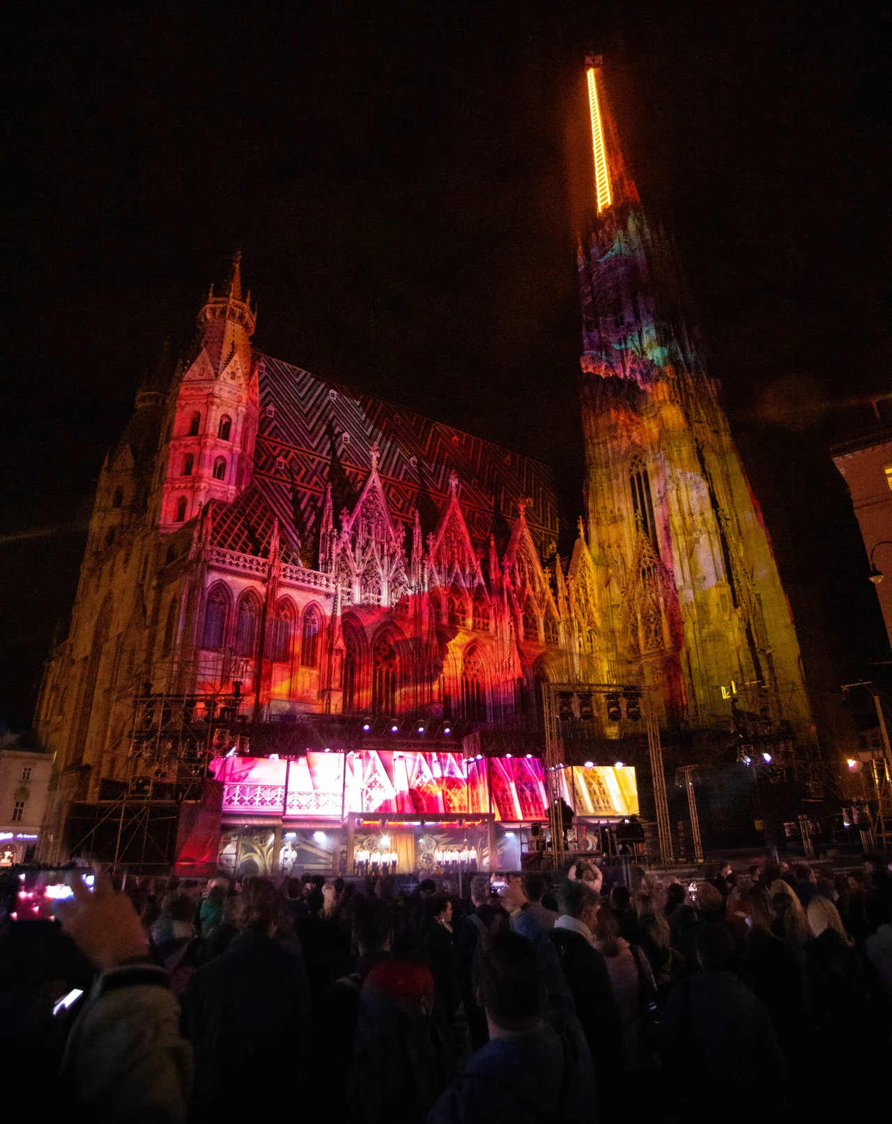 Rote und blaue Fassadenvisuals über der Konzertbühne – AUSTRIA FOR LIFE, Stephansdom, Wien, Österreich