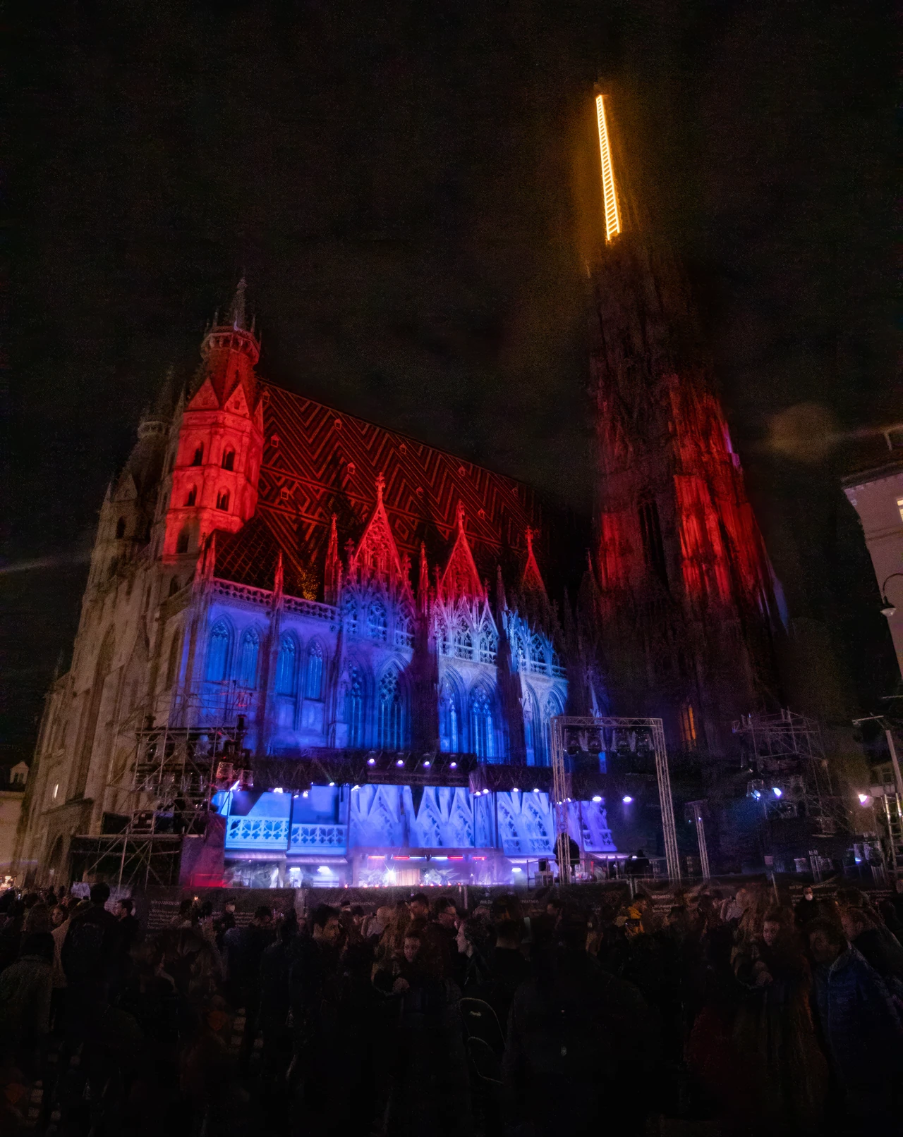 Rote und blaue Fassadenvisuals über der Konzertbühne – AUSTRIA FOR LIFE, Stephansdom, Wien, Österreich