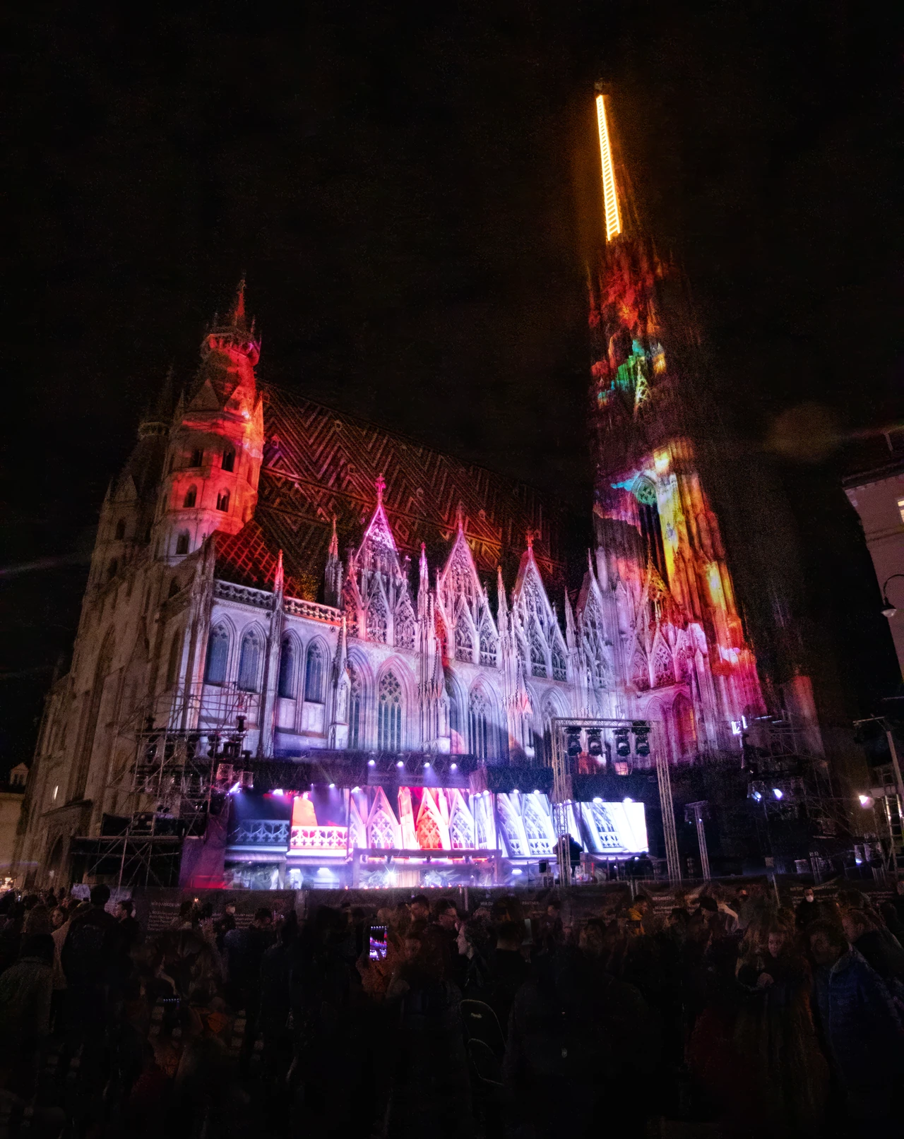 Vielschichtige Texturmotive auf der Domfassade bei Nacht – AUSTRIA FOR LIFE, Stephansdom, Wien, Österreich