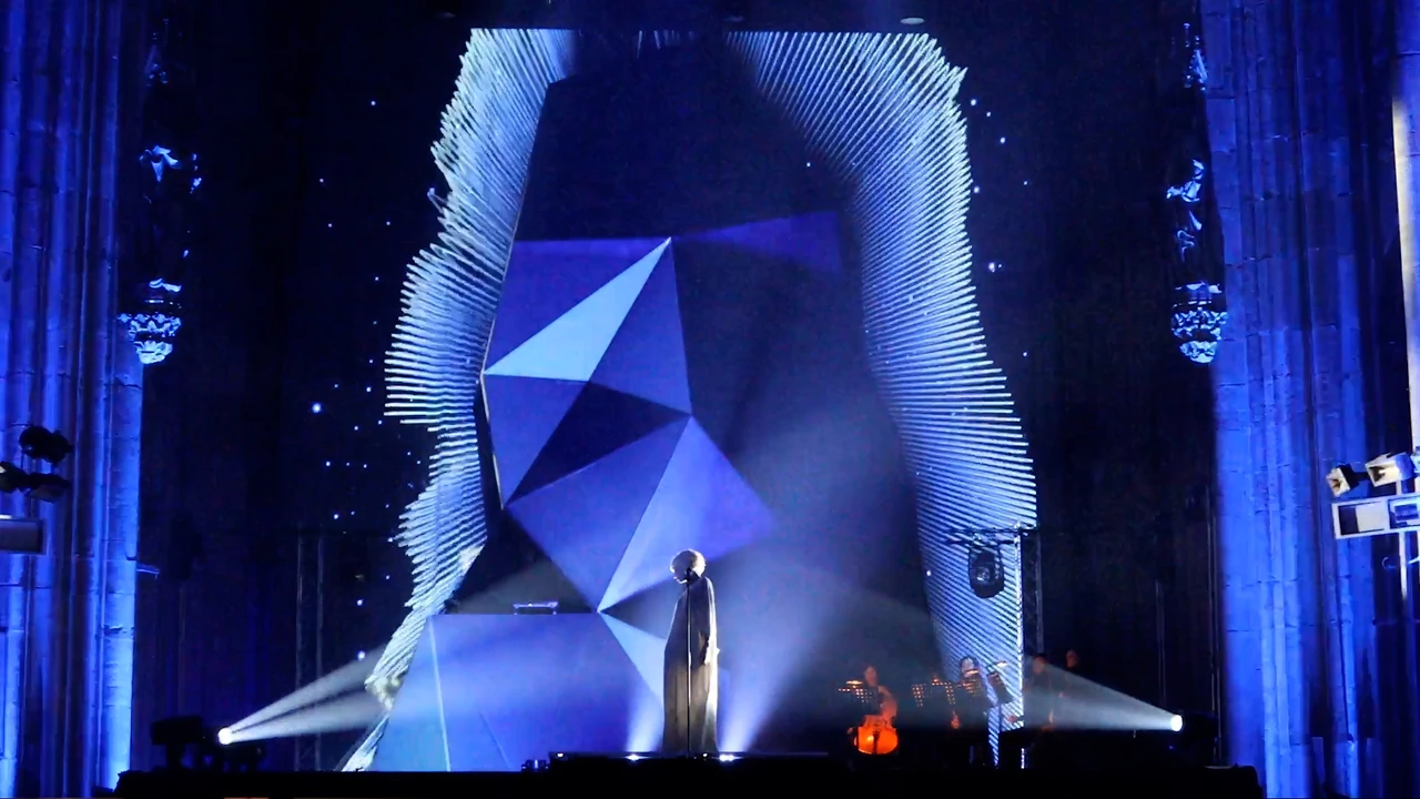 Blaue geometrische Körper als Bühnenvisuals – ELECTRIC CHURCH, Votivkirche, Wien, Österreich