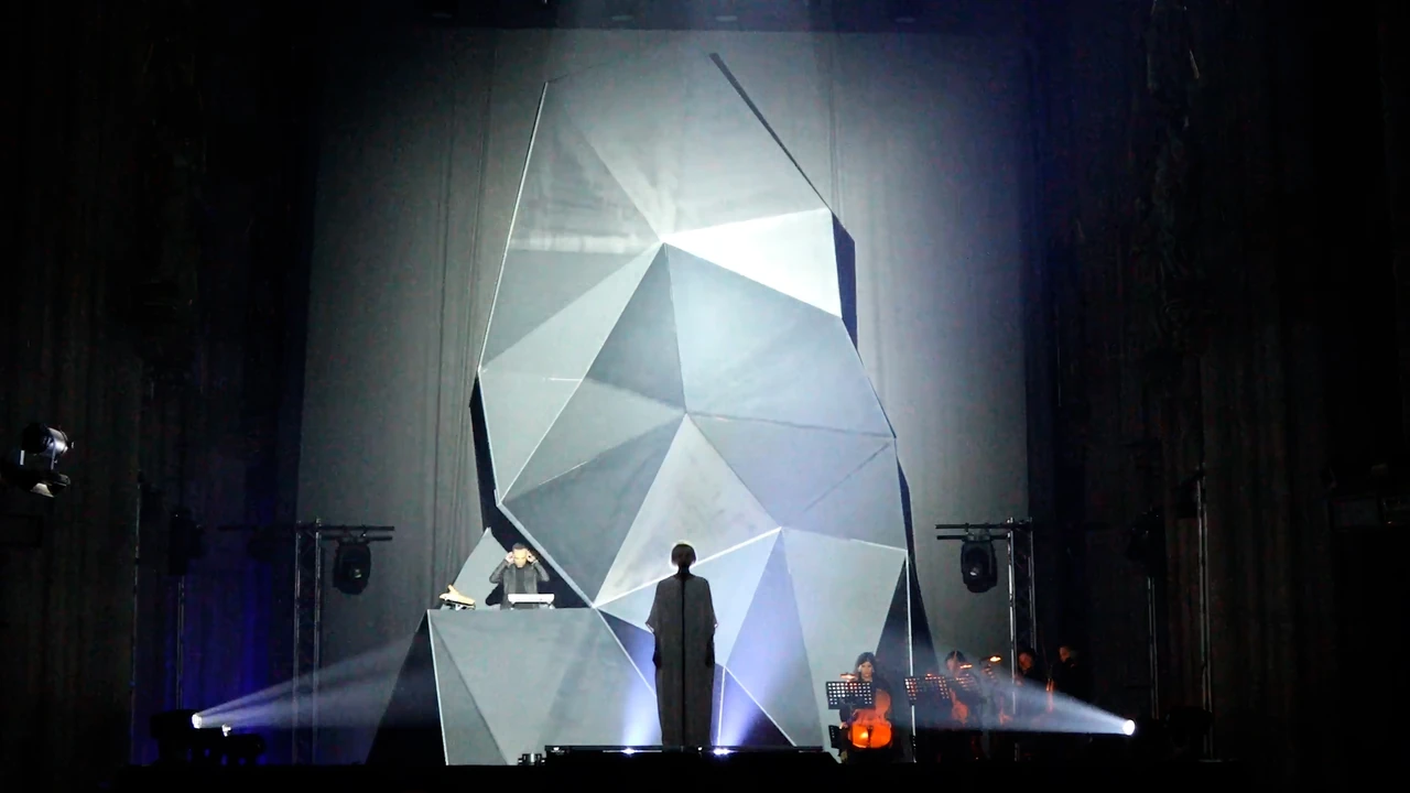Weiße geometrische Projektion auf die Bühnenform – ELECTRIC CHURCH, Votivkirche, Wien, Österreich