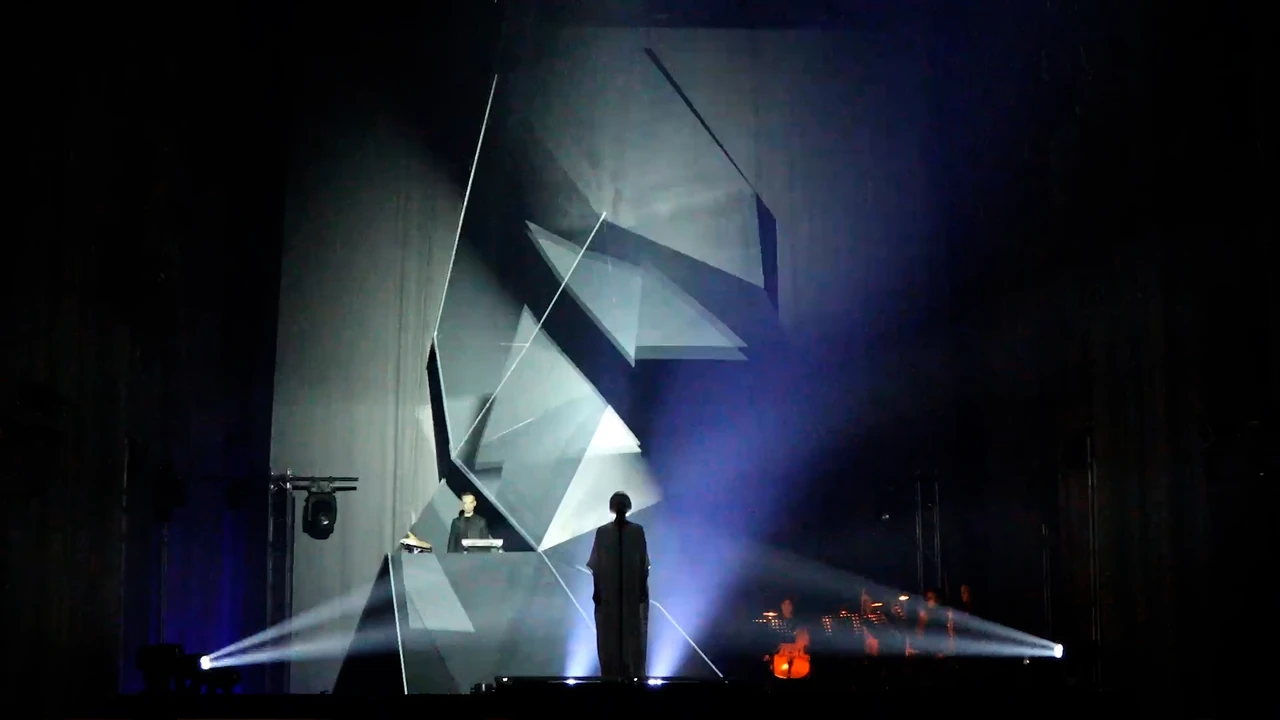 Weiße geometrische Projektion auf die Bühnenform – ELECTRIC CHURCH, Votivkirche, Wien, Österreich