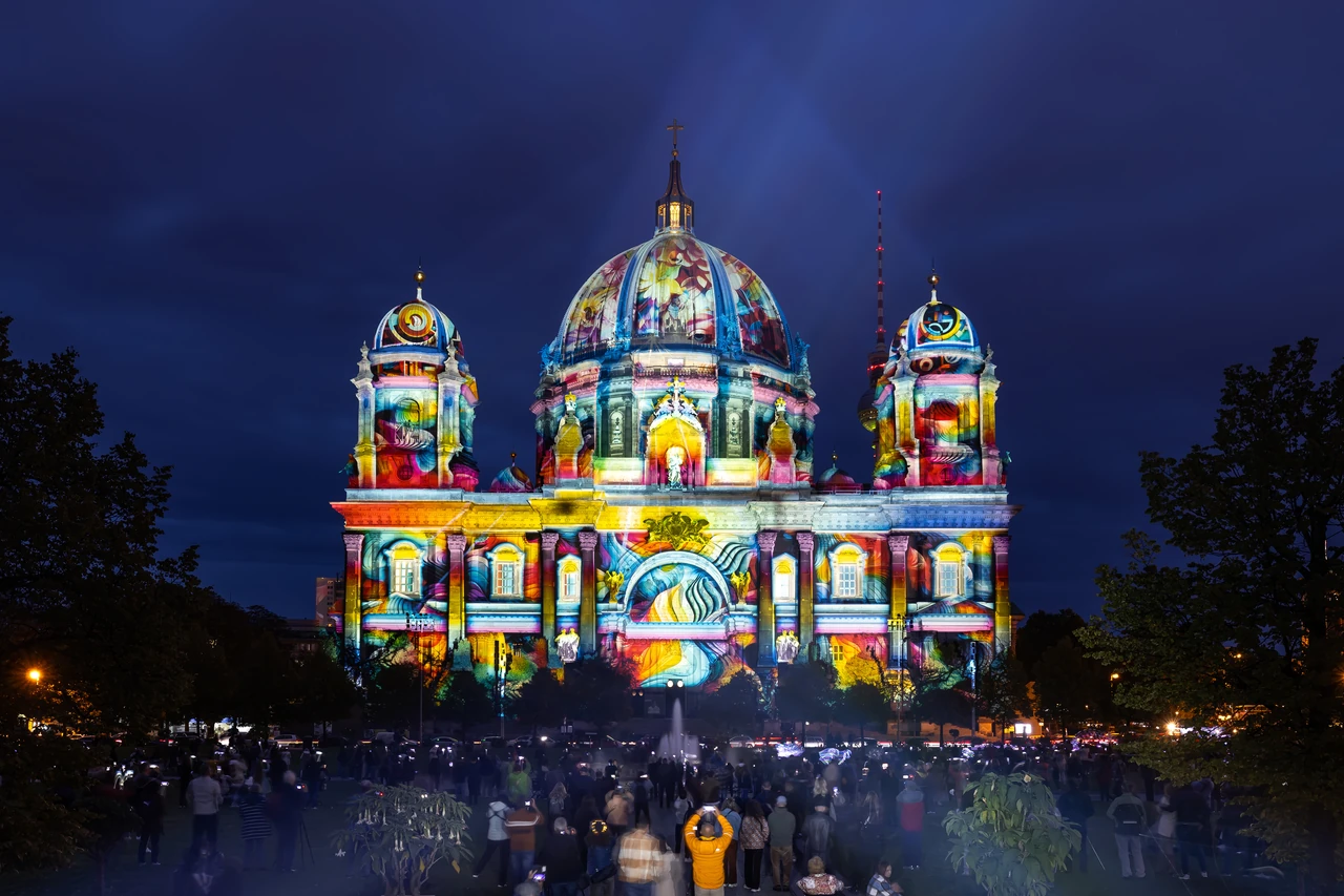 Bunte Großbildprojektion auf Domfassade und Kuppel – FESTIVAL OF LIGHTS, Berliner Dom, Berlin, Deutschland