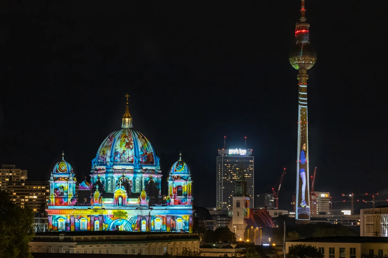 Projizierte Domfassade neben dem Fernsehturm – FESTIVAL OF LIGHTS, Berliner Dom, Berlin, Deutschland