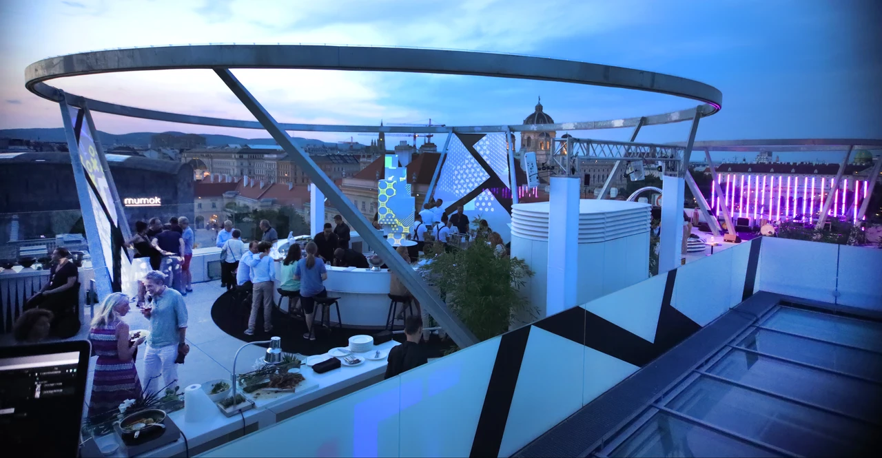 Dachterrasse mit Skulpturenmapping in der Dämmerung – MQ LIBELLE, MQ Libelle, Wien, Österreich