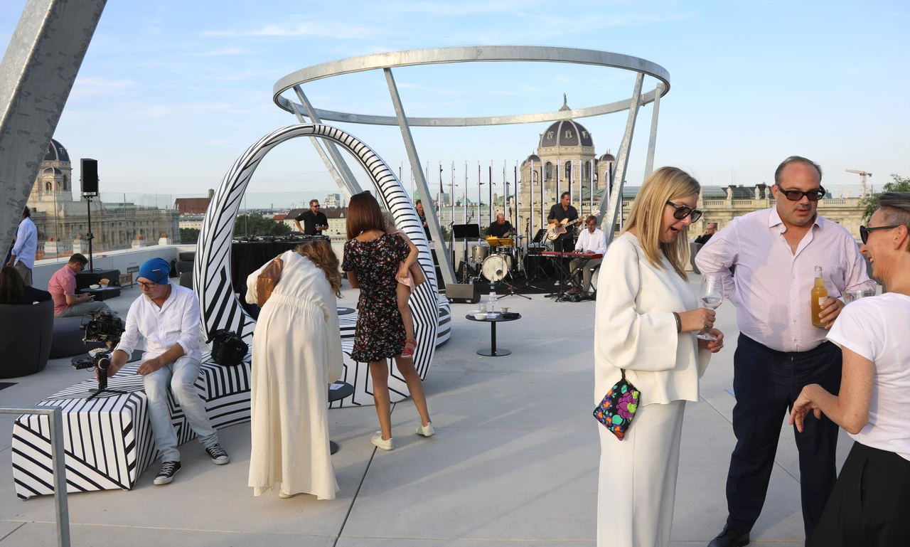 Gäste und gestaltete Sitzmöbel auf der Dachterrasse bei Tageslicht – MQ LIBELLE, MQ Libelle, Wien, Österreich