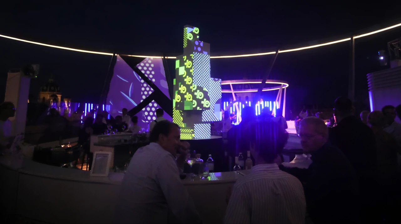 Geometrische 3D-Skulptur mit violetten und weißen Mapping-Mustern – MQ LIBELLE, MQ Libelle, Wien, Österreich