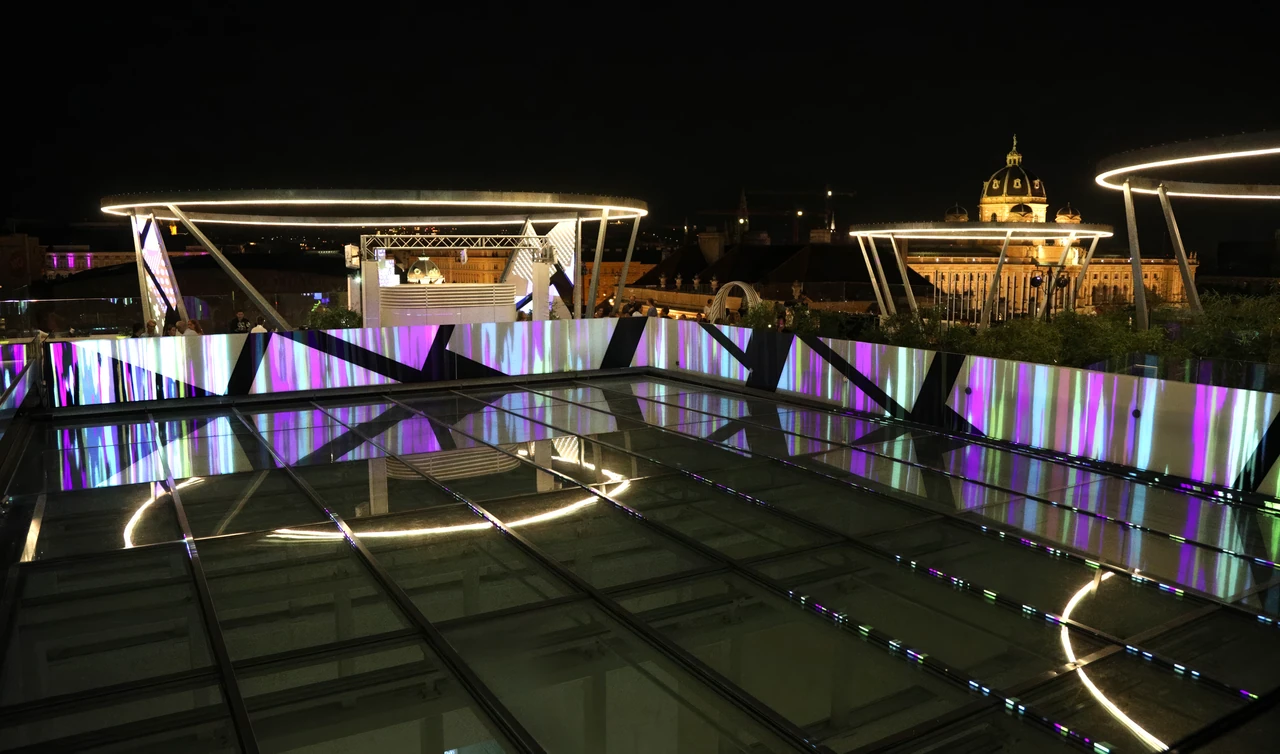 Gestreifte und spiralförmige Panoramaprojektionen auf der Terrasse – MQ LIBELLE, MQ Libelle, Wien, Österreich