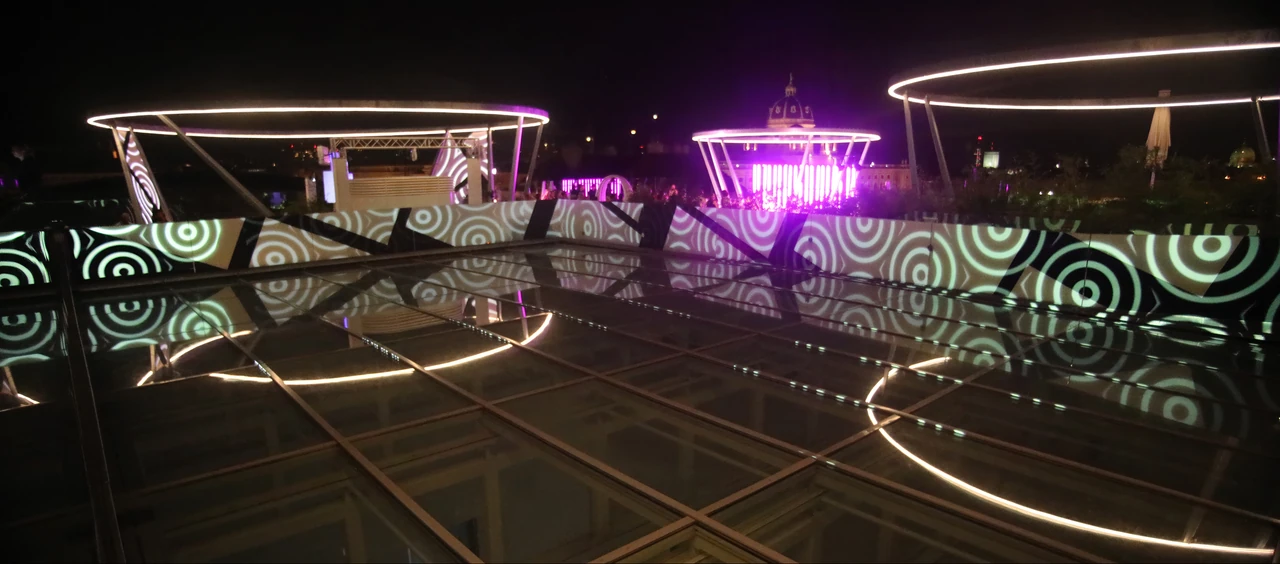 Gestreifte und spiralförmige Panoramaprojektionen auf der Terrasse – MQ LIBELLE, MQ Libelle, Wien, Österreich