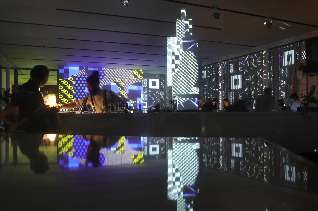 Schwarz-weißes Skulpturenmapping im Innenraum – MQ LIBELLE, MQ Libelle, Wien, Österreich