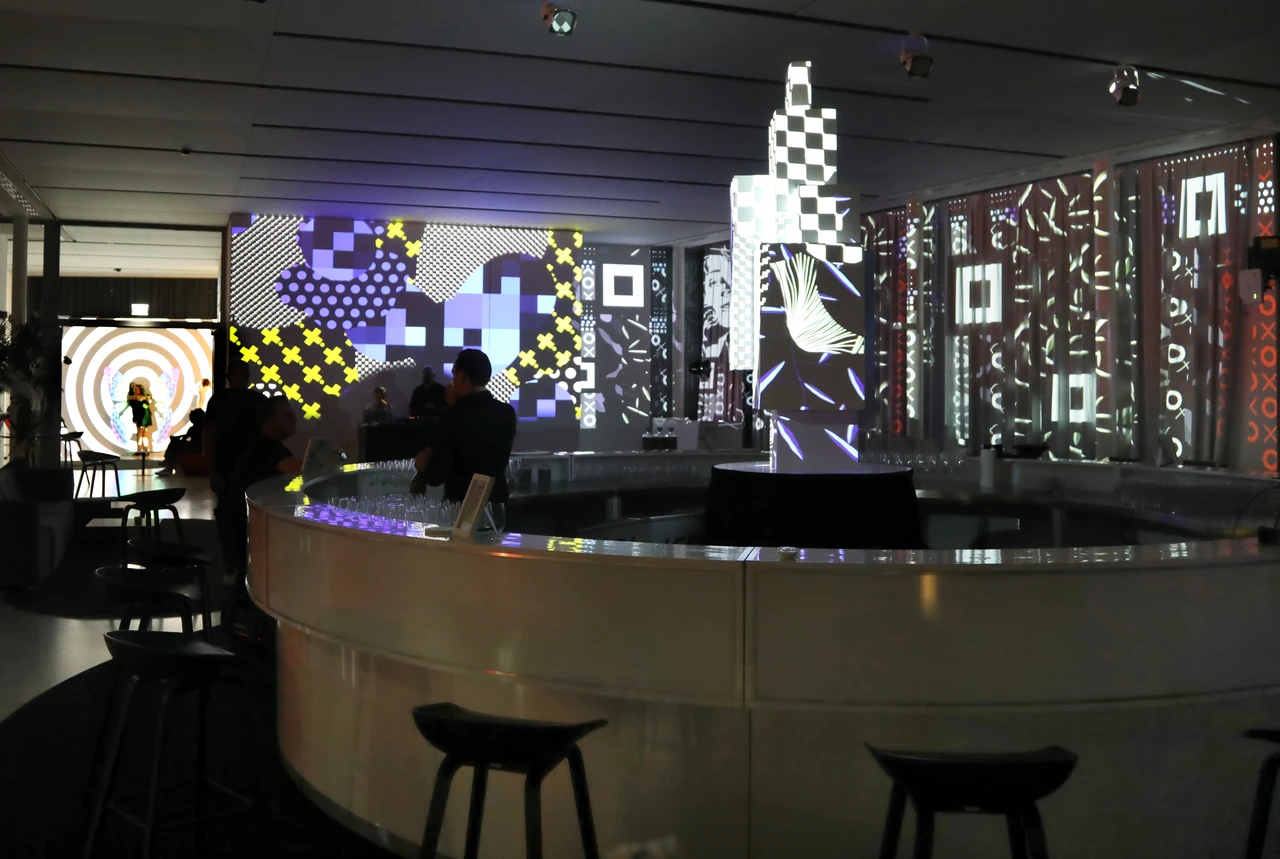 Schwarz-weißes Skulpturenmapping im Innenraum – MQ LIBELLE, MQ Libelle, Wien, Österreich