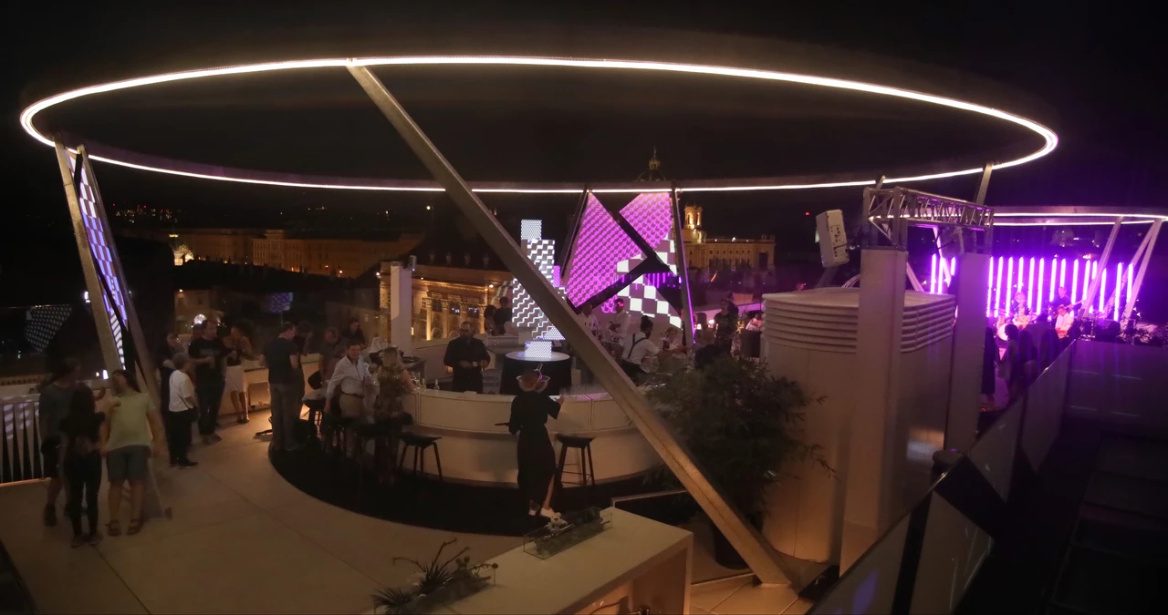 Weite Nachtansicht der Dachterrasse mit Projektionen – MQ LIBELLE, MQ Libelle, Wien, Österreich