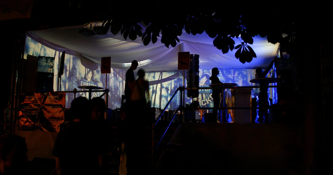 Blick in die Eristoff-Tracks-Lounge mit Wald-Panoramaprojektionen beim Urban Art Forms Festival in Wiesen