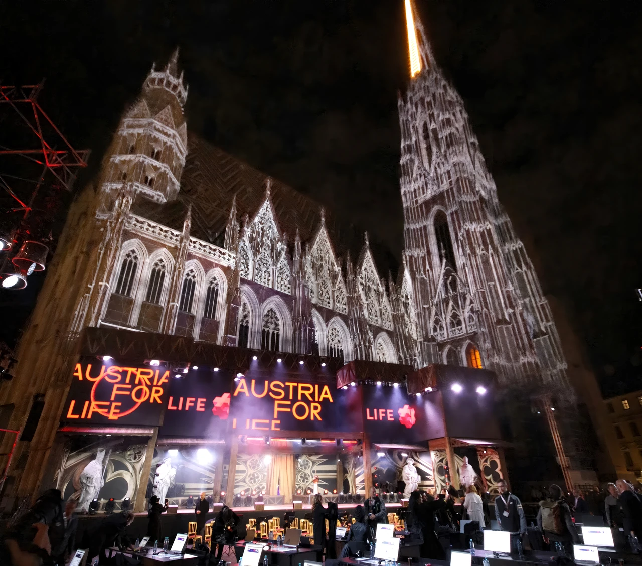 Weiße architektonische Konturprojektion auf die Domfassade – AUSTRIA FOR LIFE, Stephansdom, Wien, Österreich