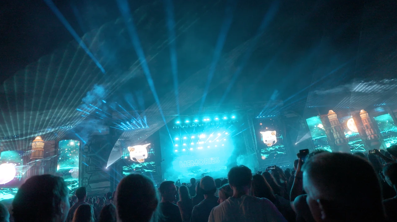 Blue live visuals on stage screens with light beams – FREQUENCY FESTIVAL, Sankt Pölten, Austria