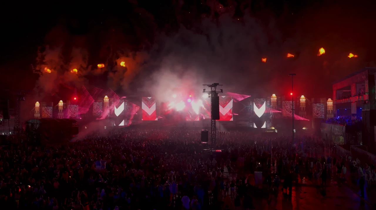 Red and white geometric stage visuals – FREQUENCY FESTIVAL, Sankt Pölten, Austria