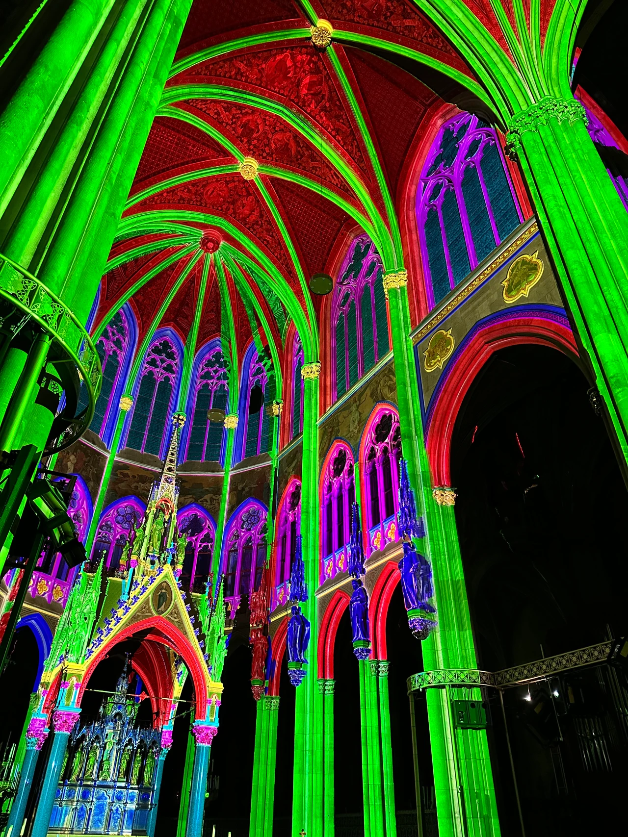 Green and red mapping lines on columns and vaults – LIGHT OF CREATION, Votivkirche, Vienna, Austria