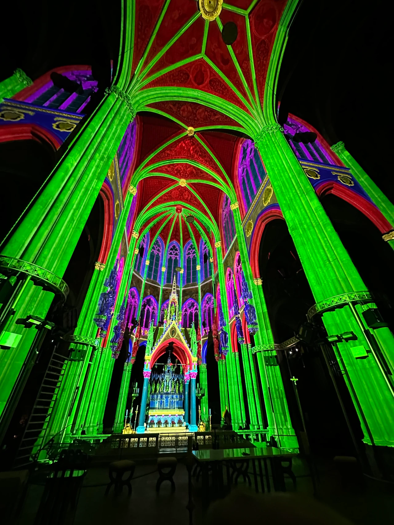 Green and red mapping lines on columns and vaults – LIGHT OF CREATION, Votivkirche, Vienna, Austria