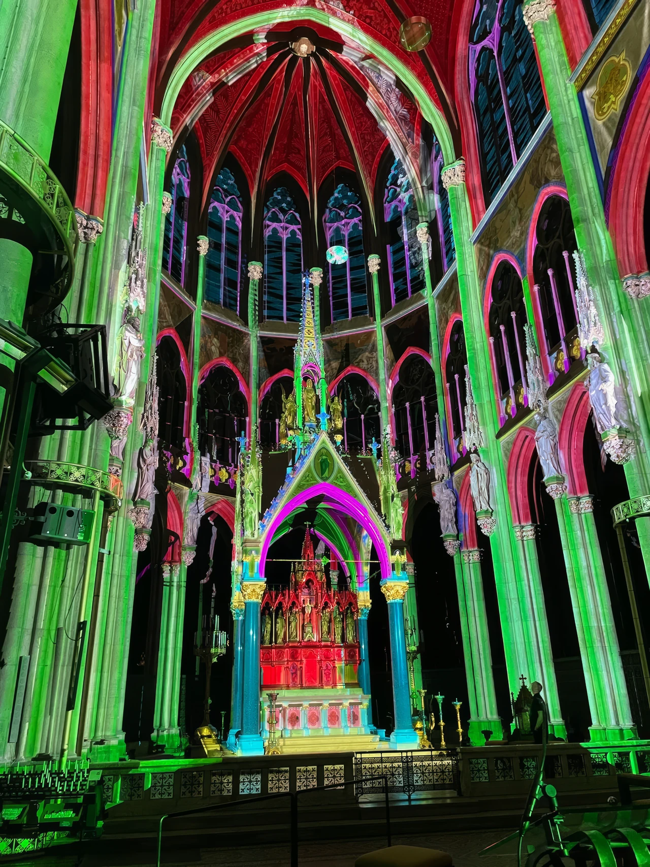 Green and red mapping lines on columns and vaults – LIGHT OF CREATION, Votivkirche, Vienna, Austria
