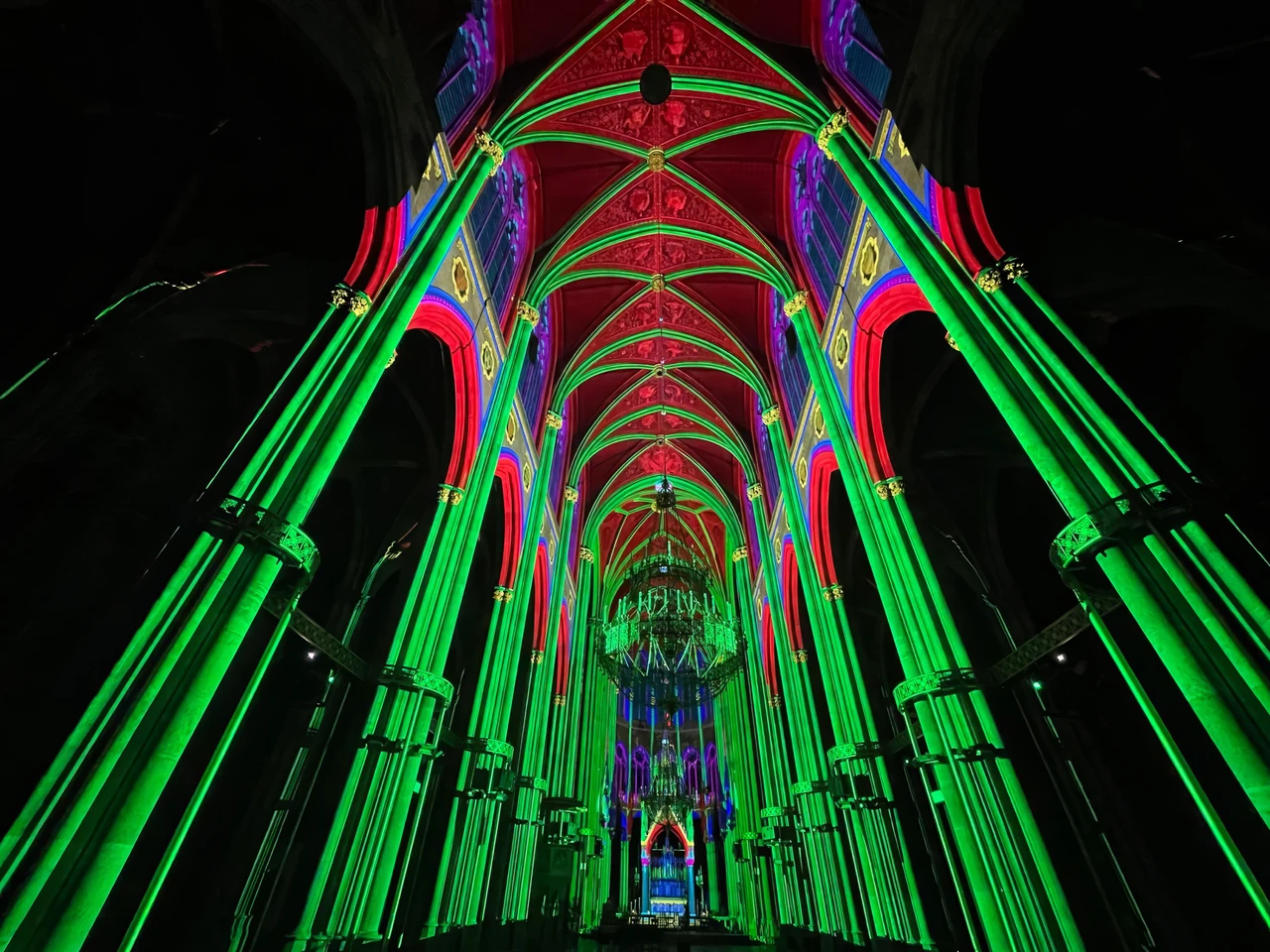 Green and red mapping lines on columns and vaults – LIGHT OF CREATION, Votivkirche, Vienna, Austria