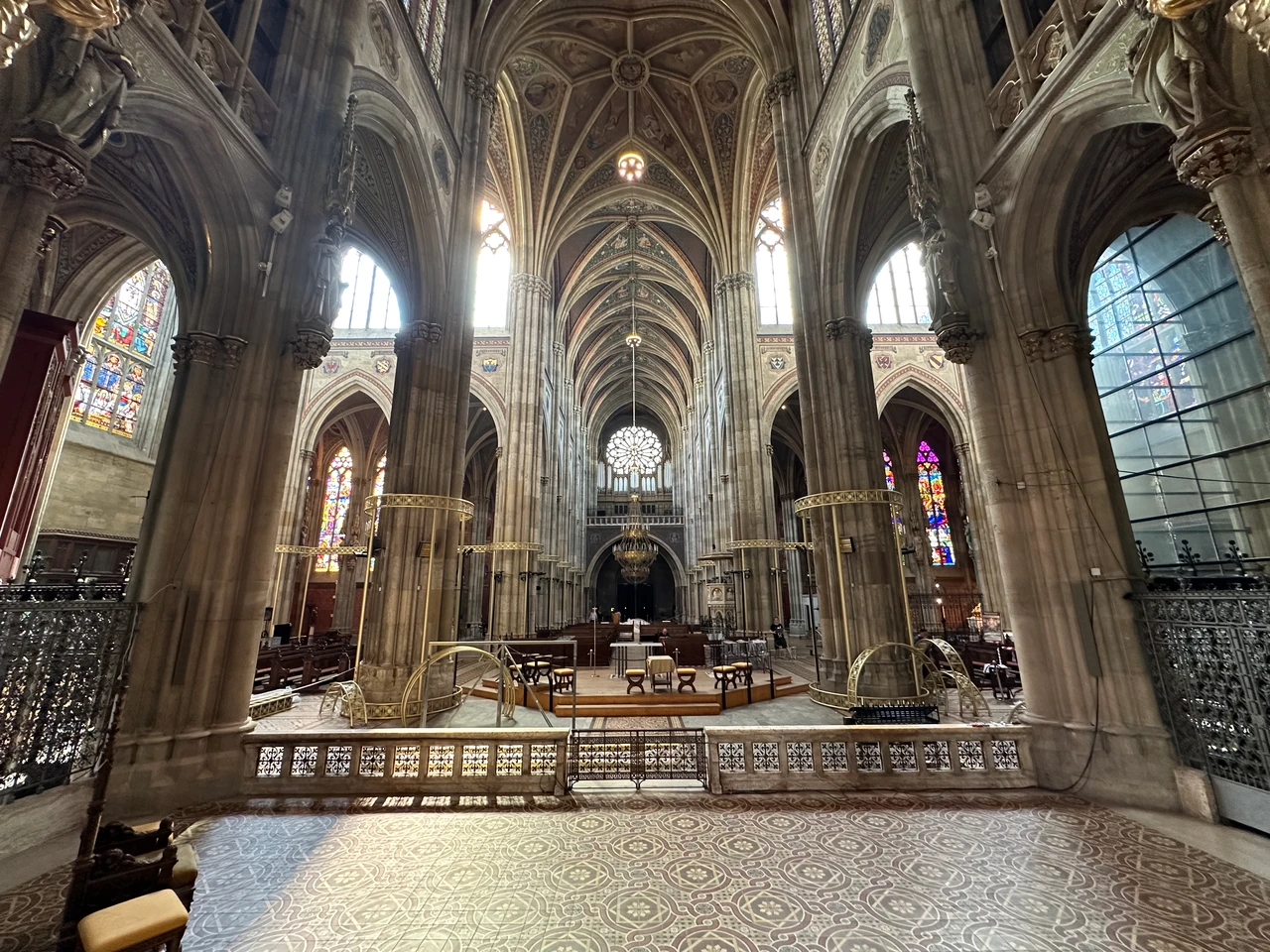 Church nave with altar and vaults before projection – LIGHT OF CREATION, Votivkirche, Vienna, Austria