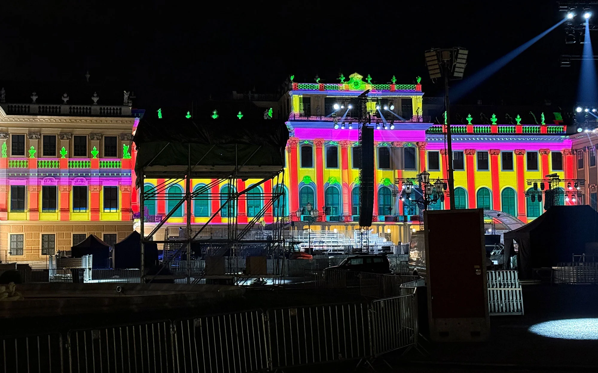 Bunte geometrische Visuals auf der Schlossfassade hinter der Konzertbühne
