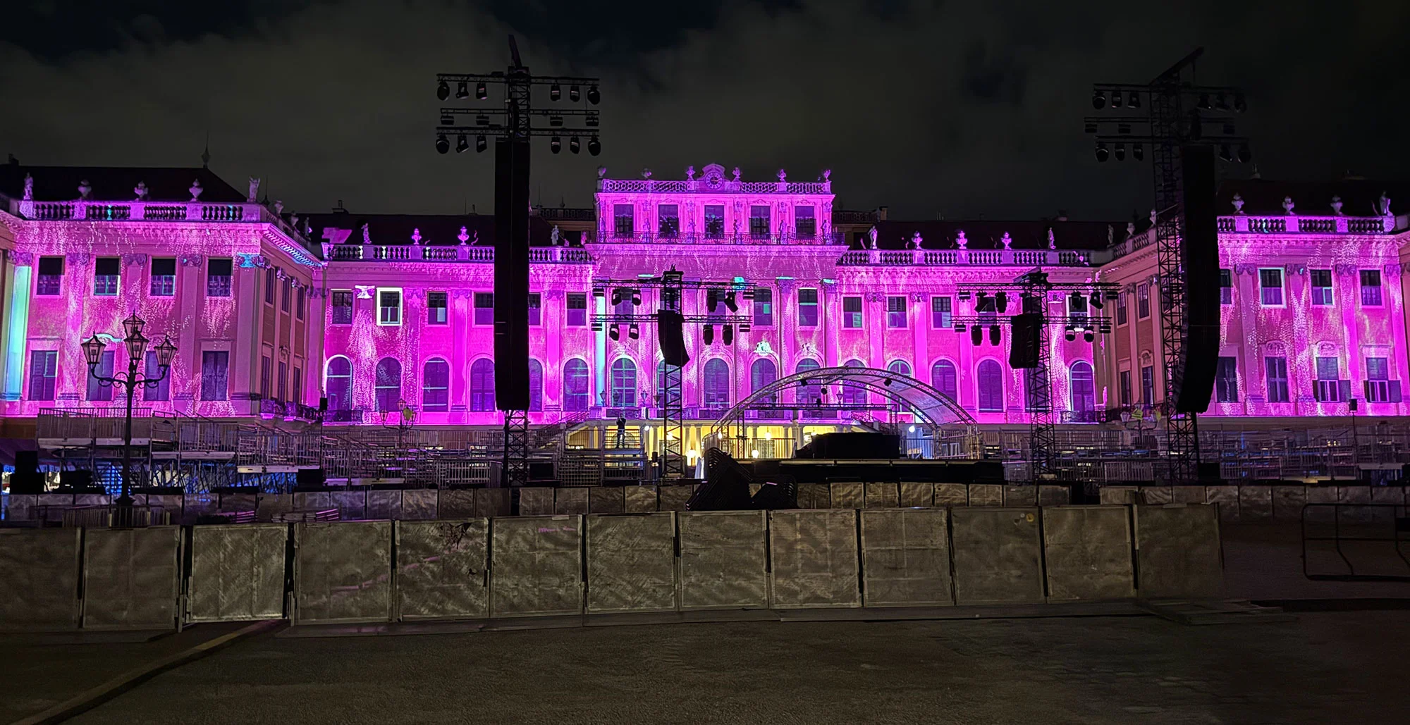 Rosa Visuals auf der Schlossfassade vor der unbesetzten Konzertfläche