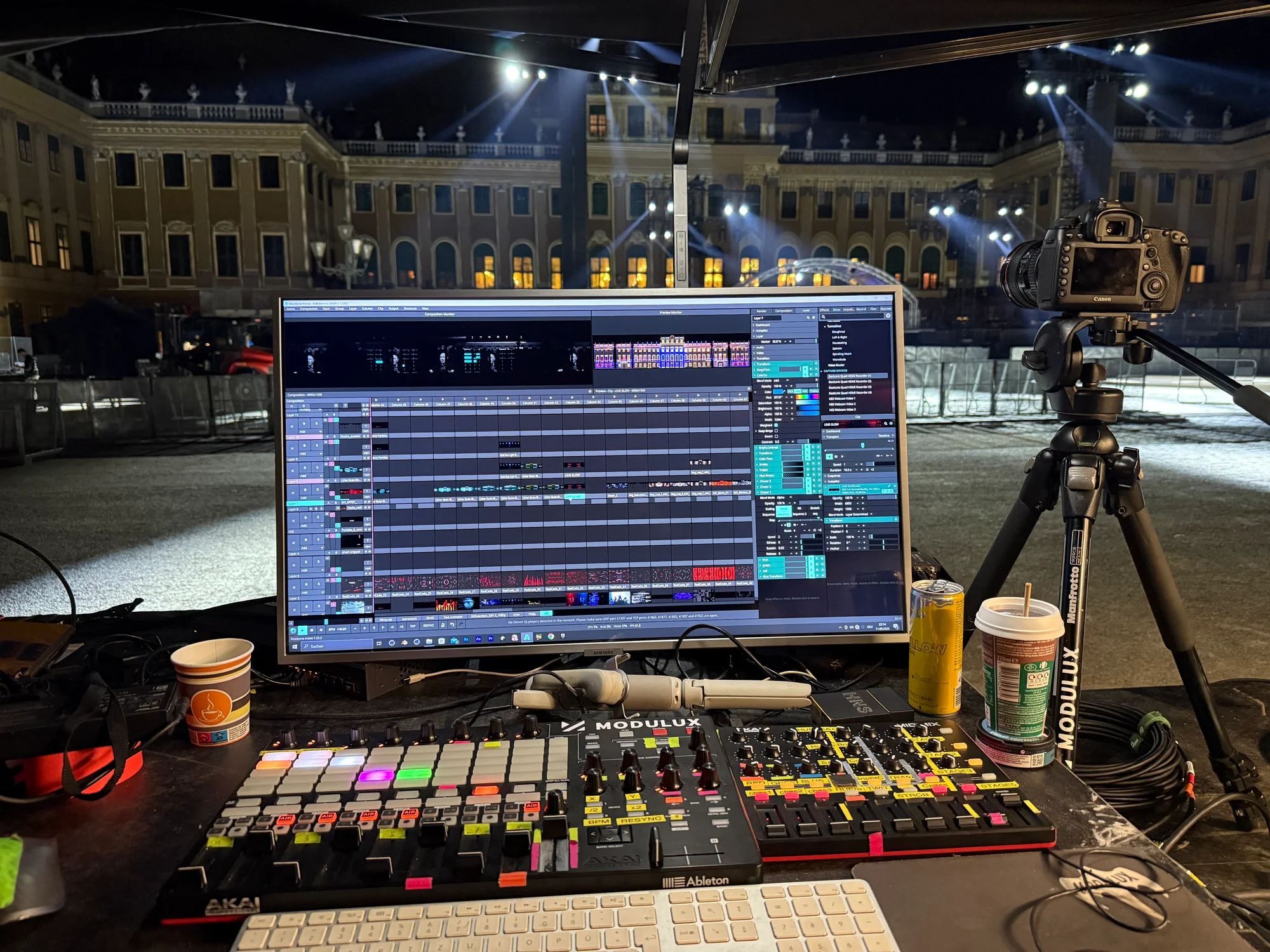 Laptop und Steuerpult für Live Visuals mit Blick auf Schloss Schönbrunn