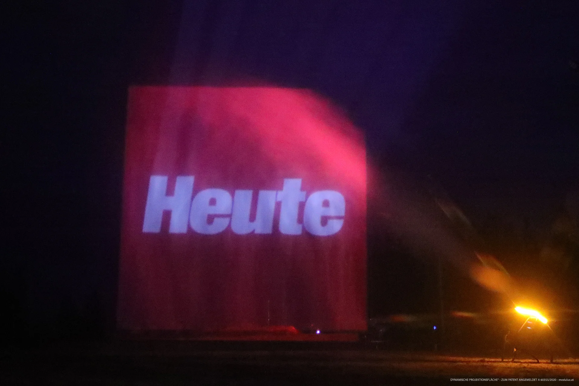 Rotes Heute-Logo als Projektion auf Wasserpartikel