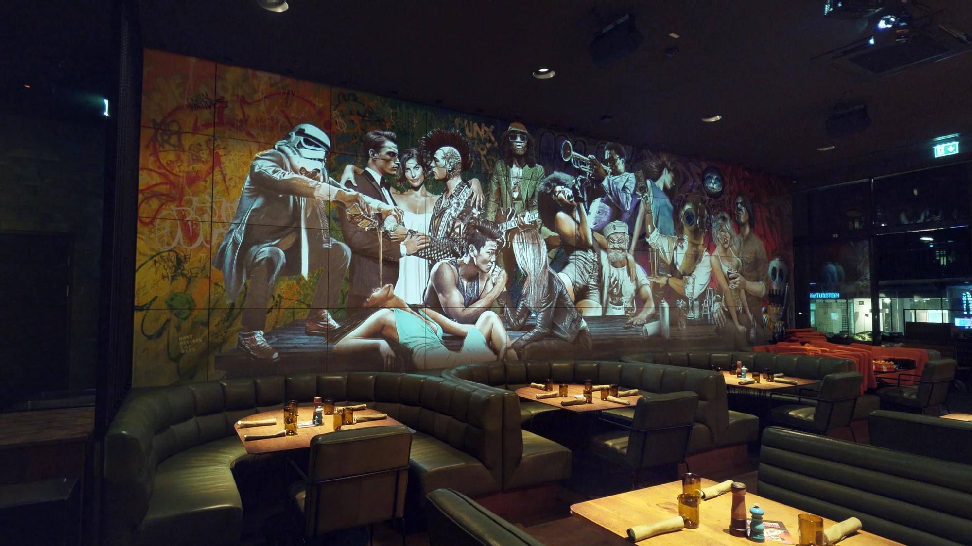Schräge Ansicht des Figuren-Murals mit projizierten hellen Akzenten
