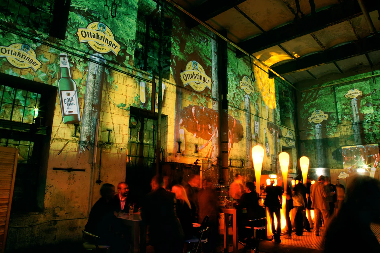 Bier- und Markenmotive als Raumprojektion auf Brauereiwände – Ottakringer Maifest, Ottakringer Brauerei, Wien, Österreich