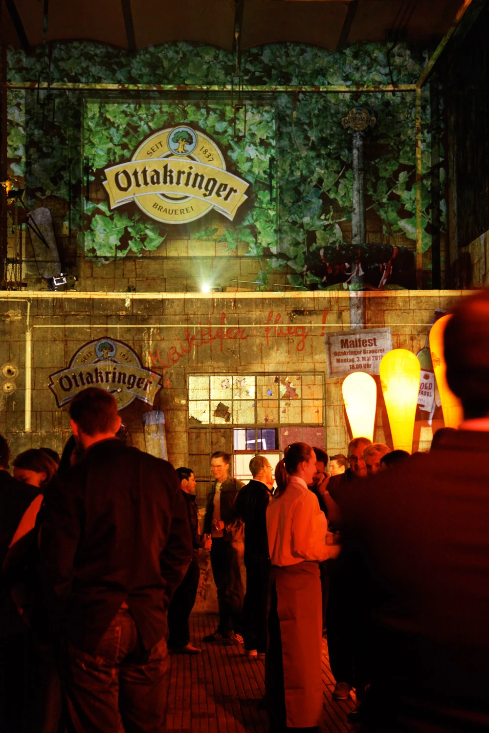 Bier- und Markenmotive als Raumprojektion auf Brauereiwände – Ottakringer Maifest, Ottakringer Brauerei, Wien, Österreich