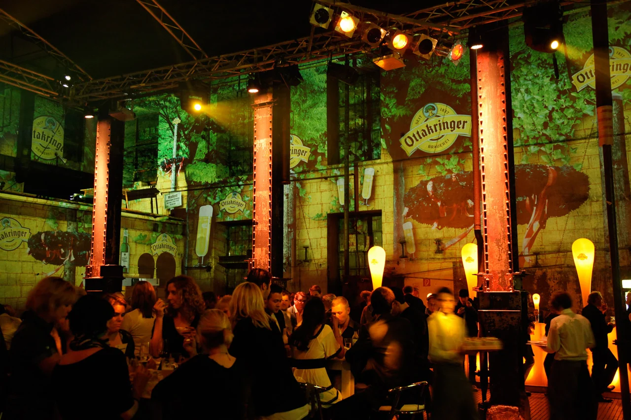 Bier- und Markenmotive als Raumprojektion auf Brauereiwände – Ottakringer Maifest, Ottakringer Brauerei, Wien, Österreich