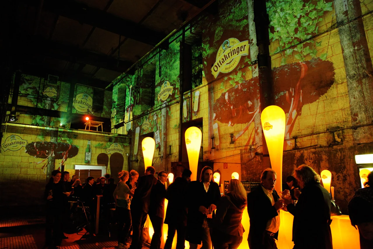 Bier- und Markenmotive als Raumprojektion auf Brauereiwände – Ottakringer Maifest, Ottakringer Brauerei, Wien, Österreich