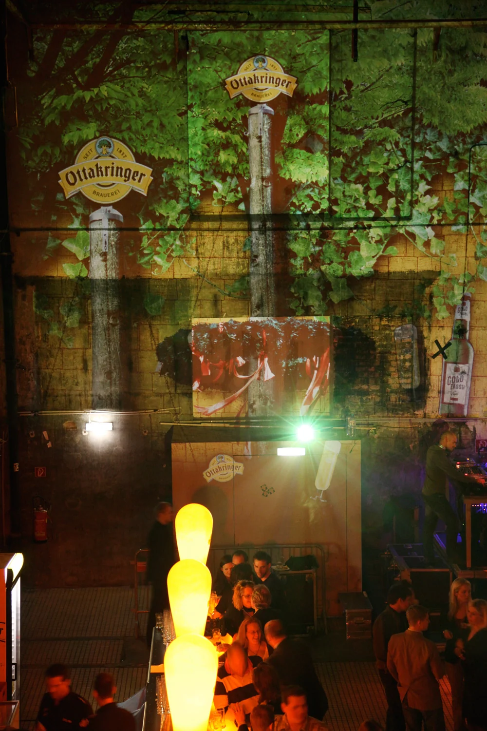 Bier- und Markenmotive als Raumprojektion auf Brauereiwände – Ottakringer Maifest, Ottakringer Brauerei, Wien, Österreich