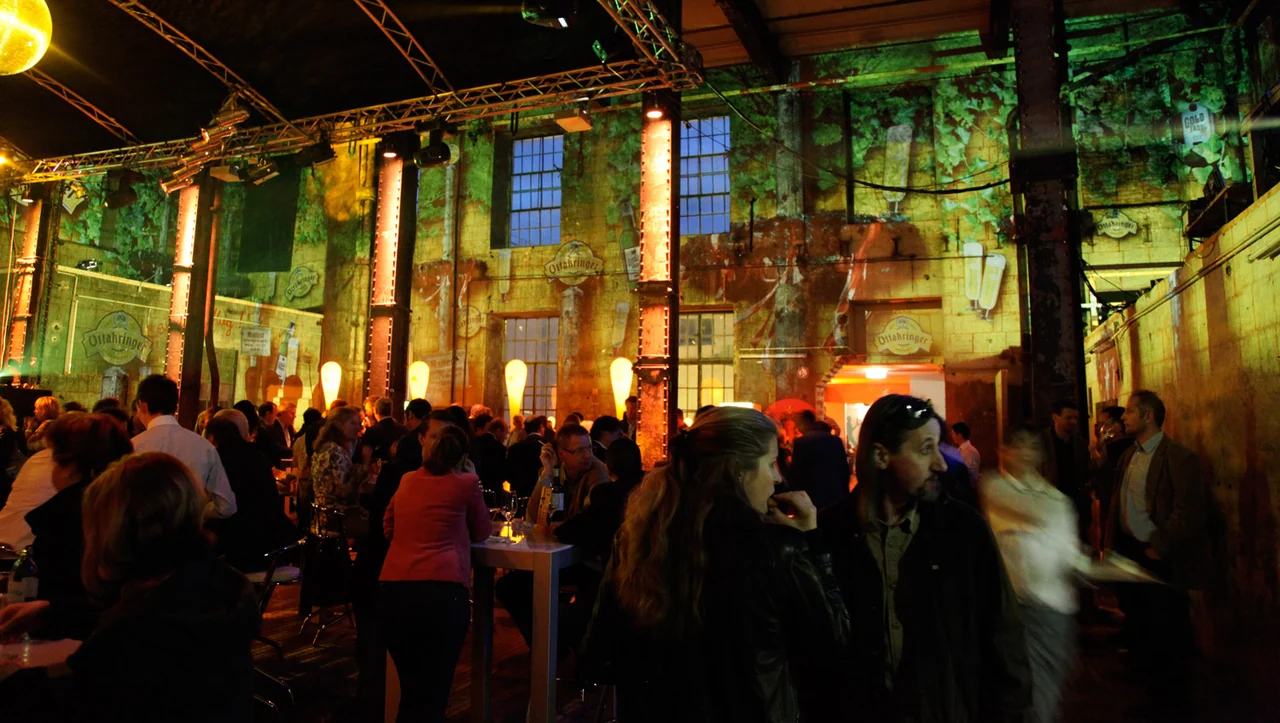 Bier- und Markenmotive als Raumprojektion auf Brauereiwände – Ottakringer Maifest, Ottakringer Brauerei, Wien, Österreich