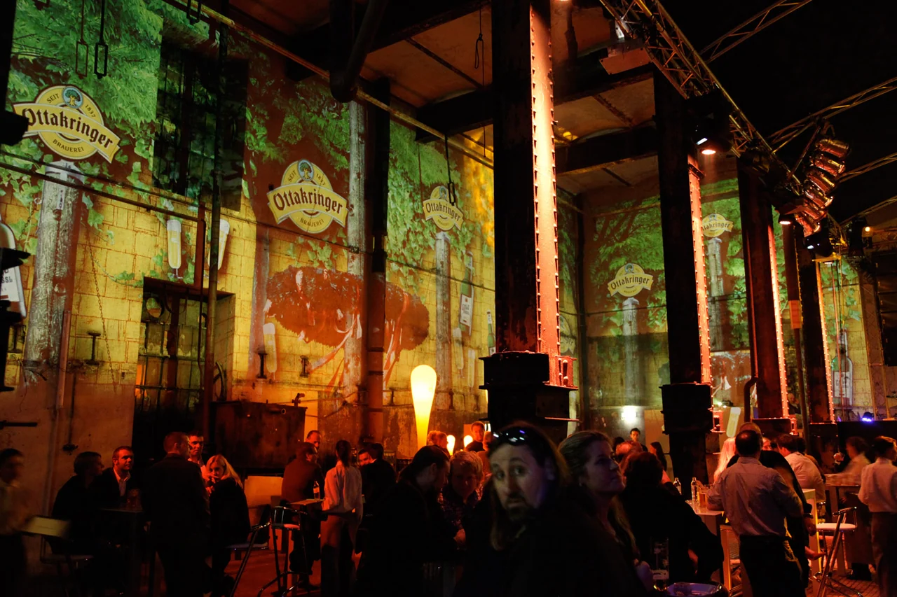 Bier- und Markenmotive als Raumprojektion auf Brauereiwände – Ottakringer Maifest, Ottakringer Brauerei, Wien, Österreich