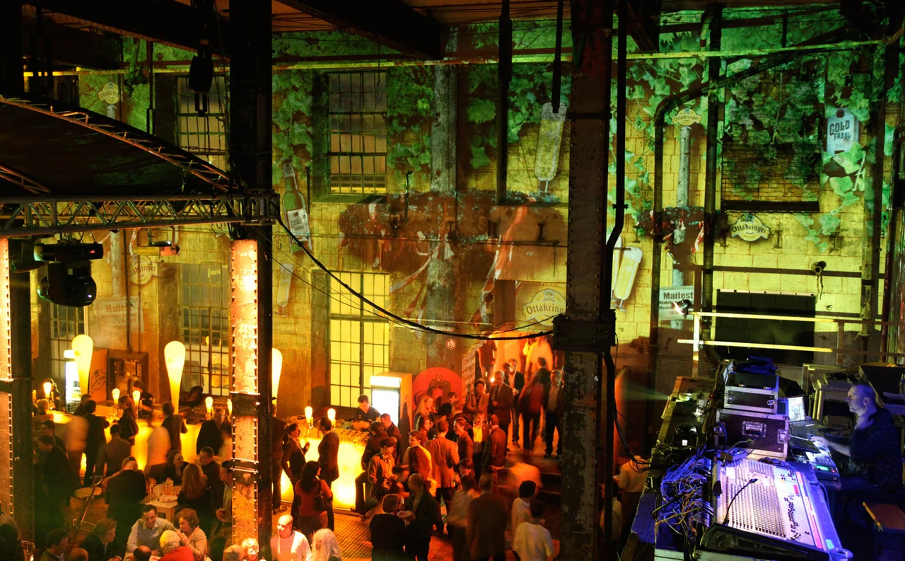 Bier- und Markenmotive als Raumprojektion auf Brauereiwände – Ottakringer Maifest, Ottakringer Brauerei, Wien, Österreich