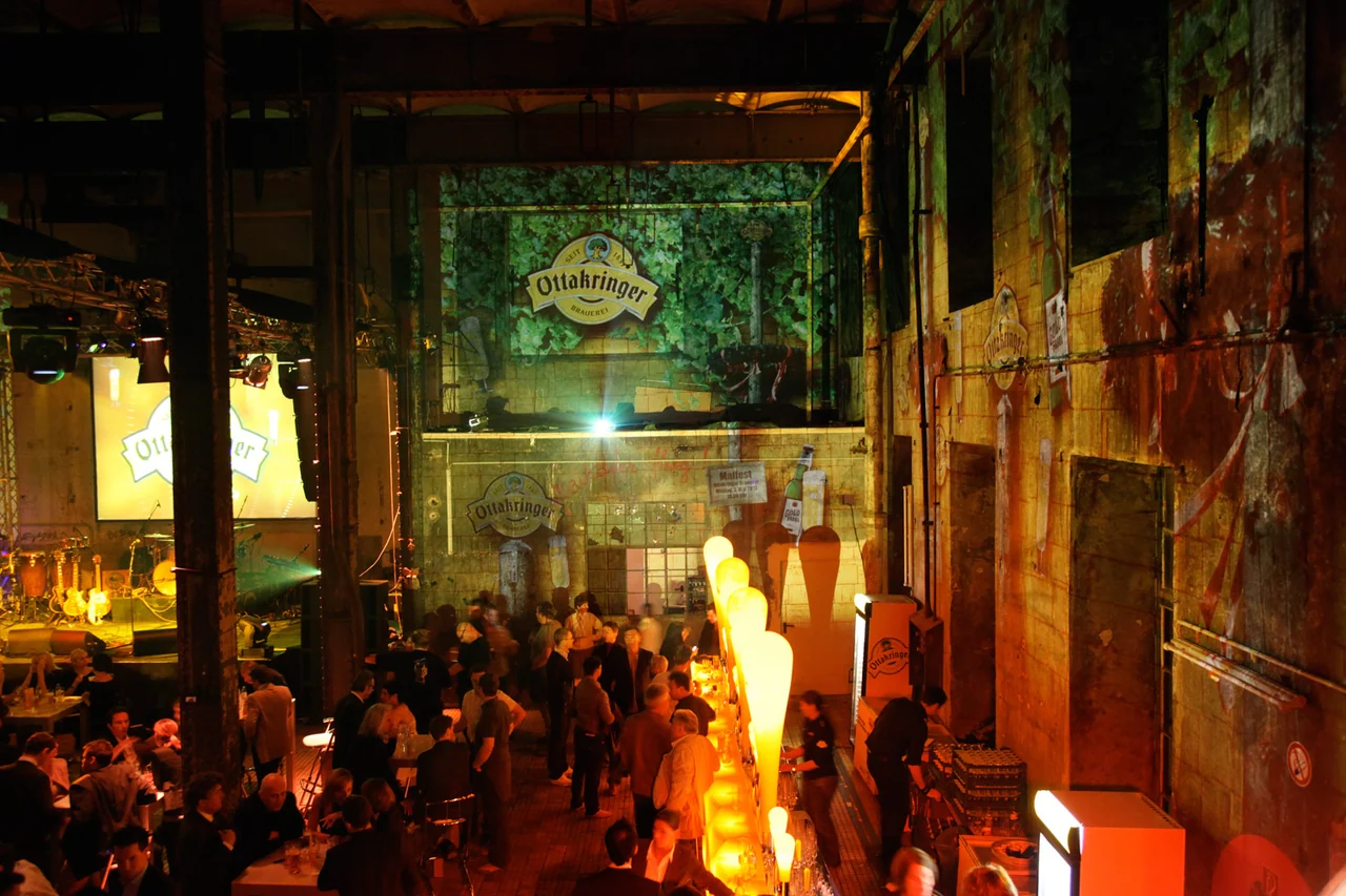Bier- und Markenmotive als Raumprojektion auf Brauereiwände – Ottakringer Maifest, Ottakringer Brauerei, Wien, Österreich