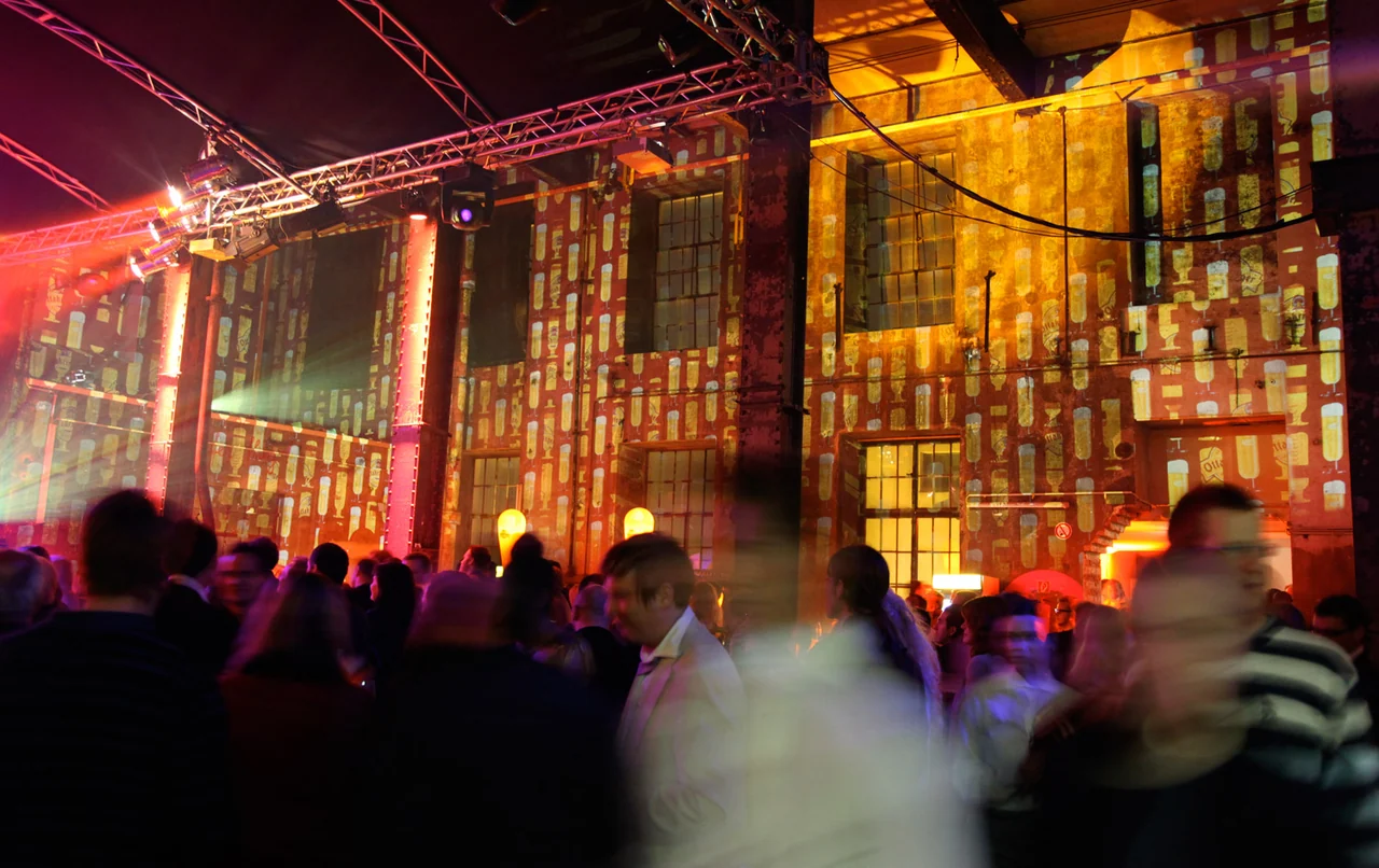 Geometrische Pixelmuster als Raumprojektion vor den Gästen – Ottakringer Maifest, Ottakringer Brauerei, Wien, Österreich