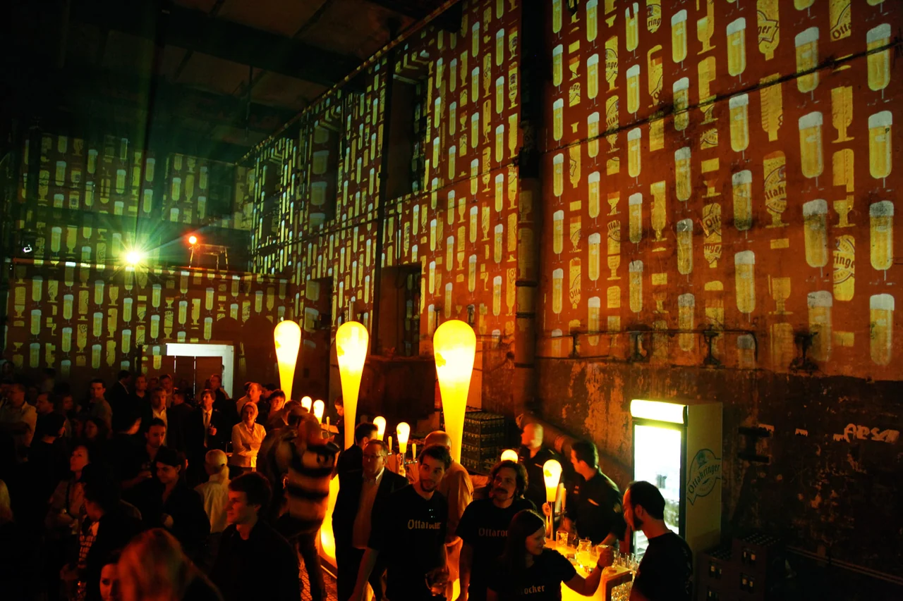 Geometrische Pixelmuster als Raumprojektion vor den Gästen – Ottakringer Maifest, Ottakringer Brauerei, Wien, Österreich