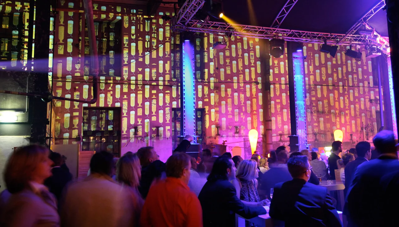Geometrische Pixelmuster als Raumprojektion vor den Gästen – Ottakringer Maifest, Ottakringer Brauerei, Wien, Österreich