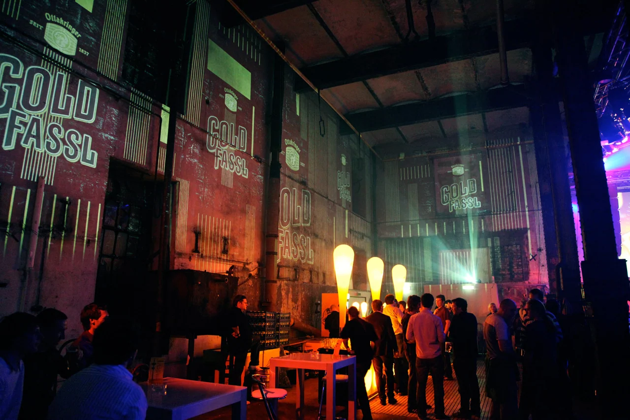 Gold-Fassl-Schriftzüge als Raumprojektion in der Brauerei – Ottakringer Maifest, Ottakringer Brauerei, Wien, Österreich