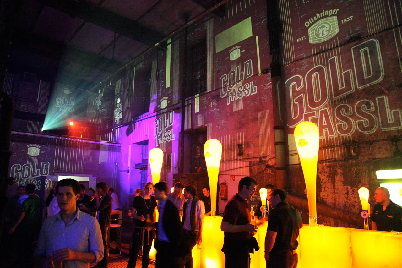 Gold-Fassl-Schriftzüge als Raumprojektion in der Brauerei – Ottakringer Maifest, Ottakringer Brauerei, Wien, Österreich