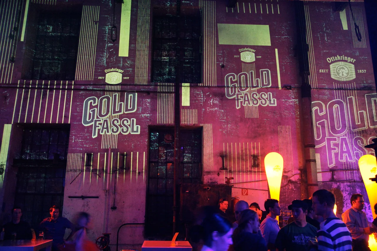 Gold-Fassl-Schriftzüge als Raumprojektion in der Brauerei – Ottakringer Maifest, Ottakringer Brauerei, Wien, Österreich