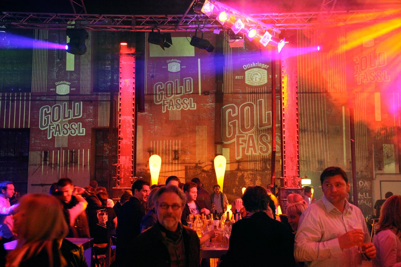 Gold-Fassl-Schriftzüge als Raumprojektion in der Brauerei – Ottakringer Maifest, Ottakringer Brauerei, Wien, Österreich