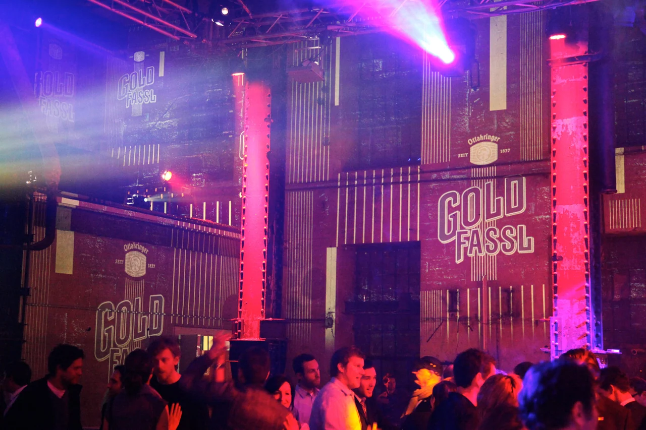 Gold-Fassl-Schriftzüge als Raumprojektion in der Brauerei – Ottakringer Maifest, Ottakringer Brauerei, Wien, Österreich