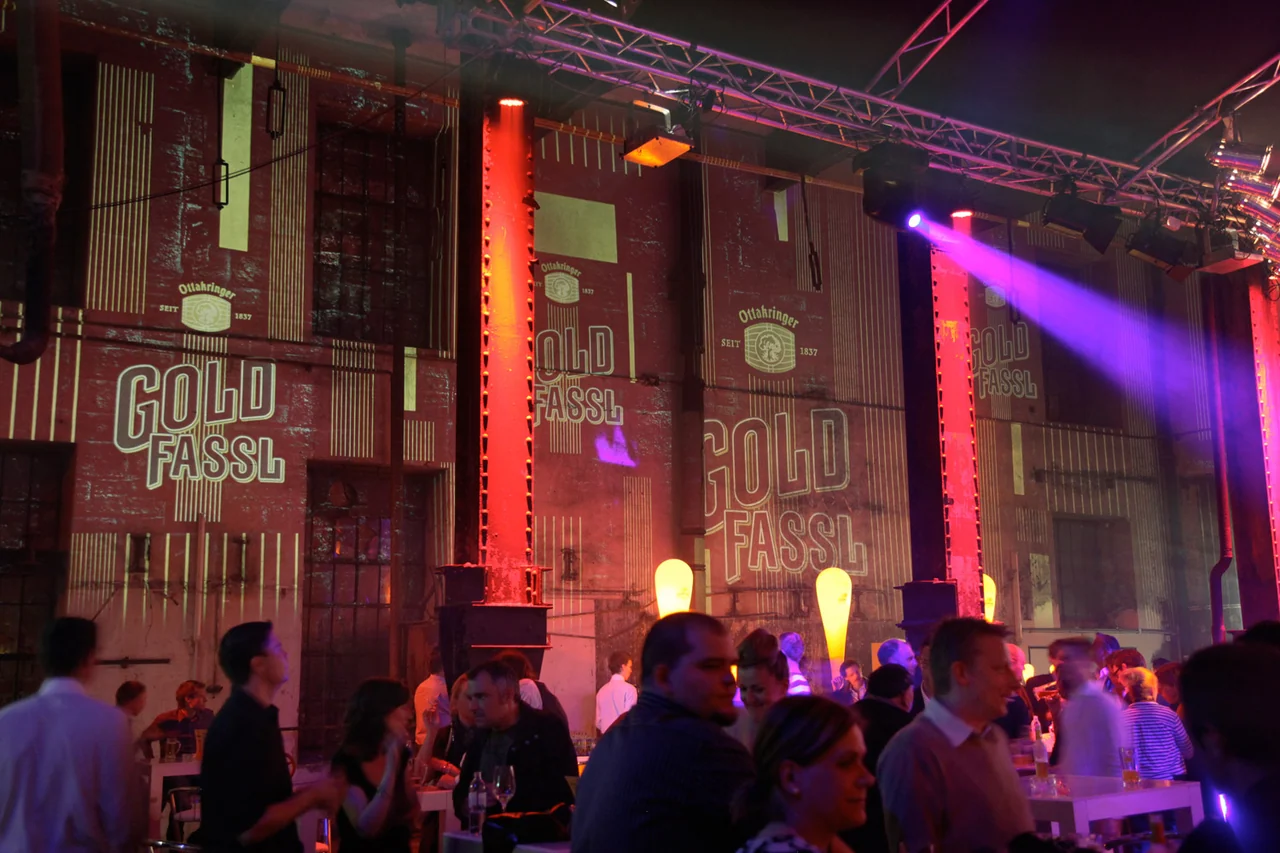 Gold-Fassl-Schriftzüge als Raumprojektion in der Brauerei – Ottakringer Maifest, Ottakringer Brauerei, Wien, Österreich